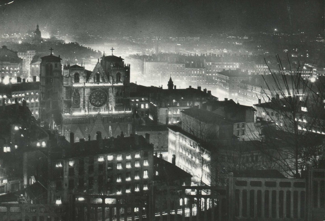 Cathédrale Saint-Jean et vue sur la ville le 8 décembre (vers 1950).