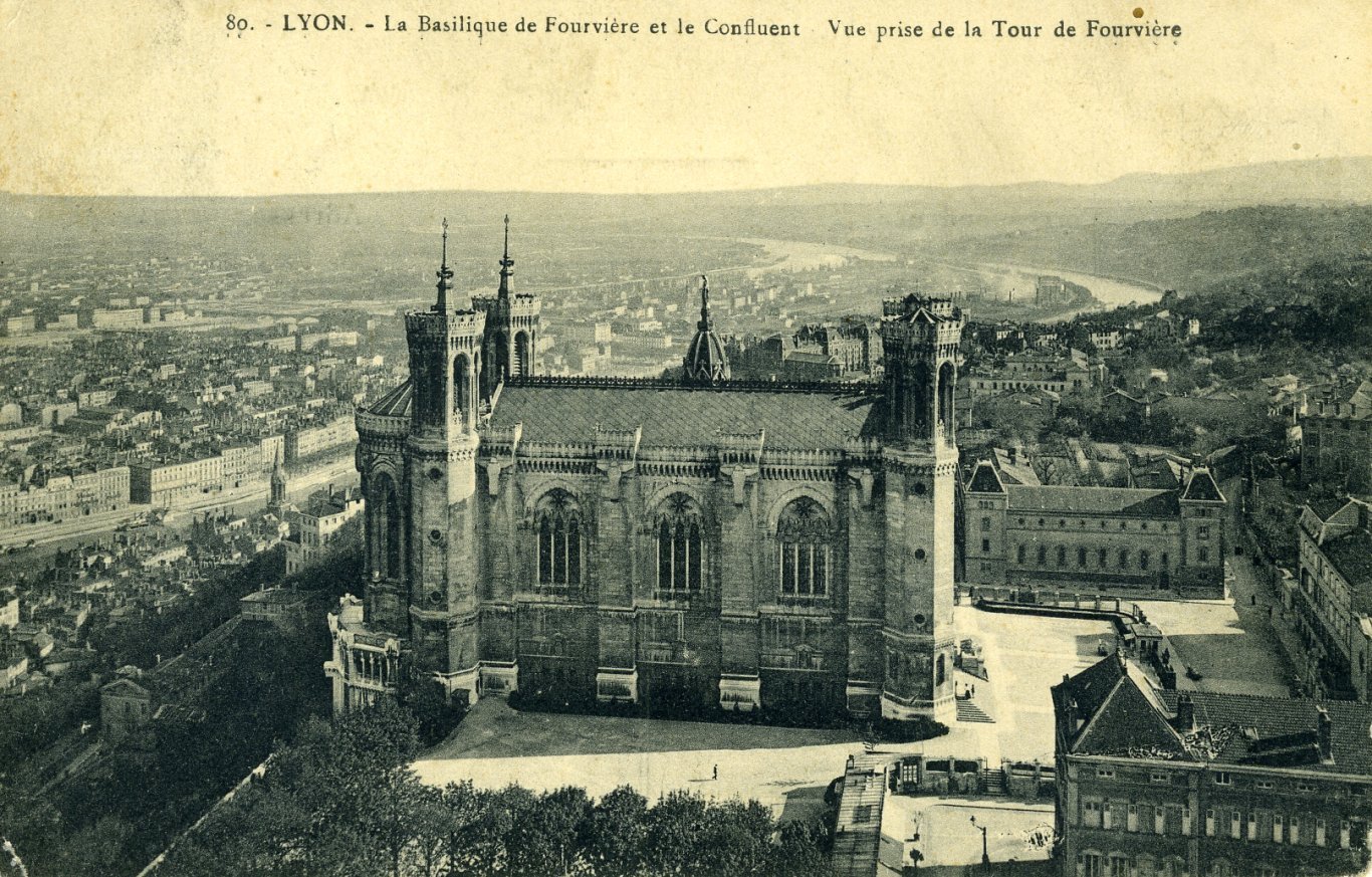 La Basilique de Fourvière et sa statue de la Vierge dominant Lyon.