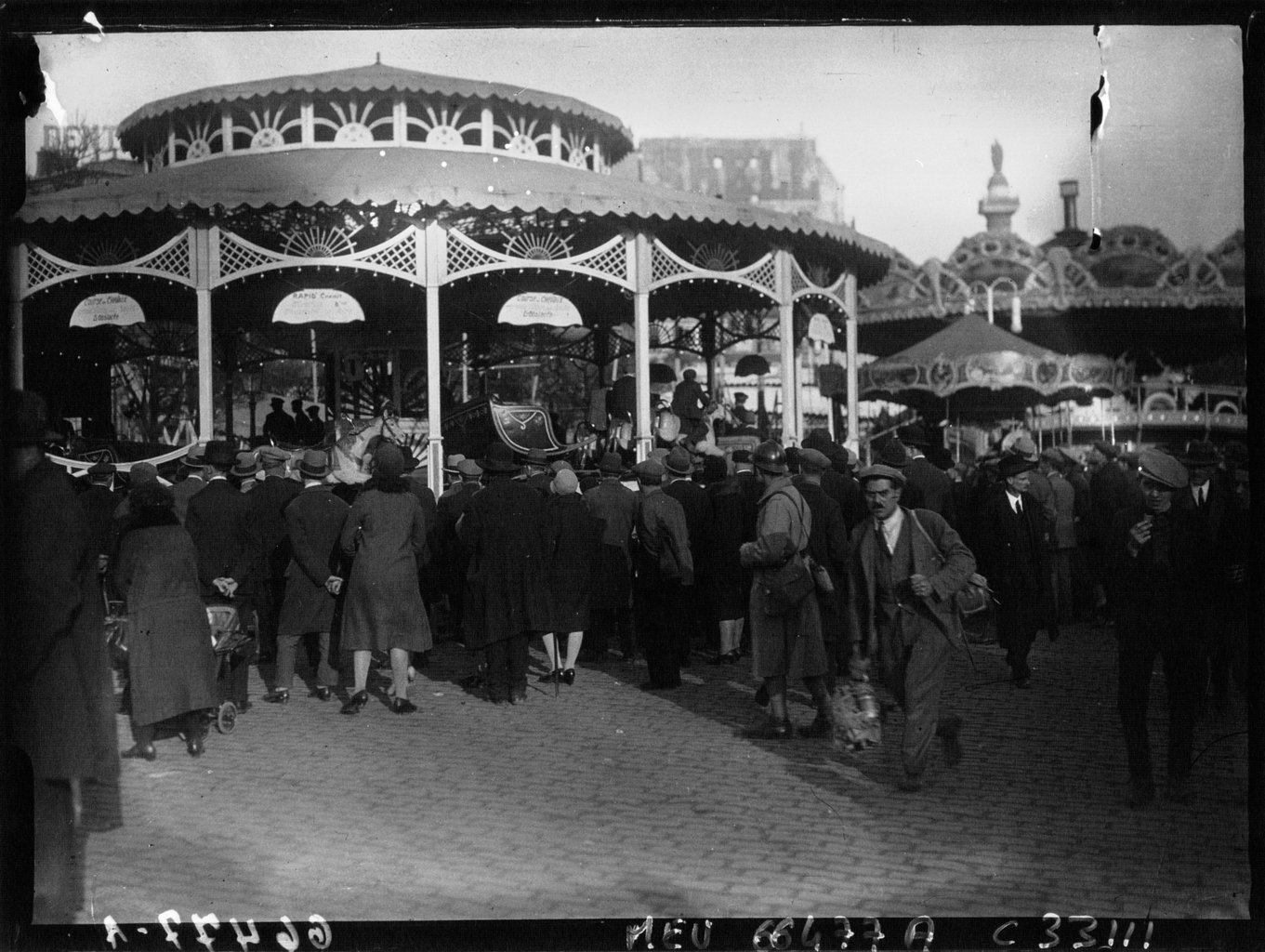 Foule rassemblée devant un manège à la Foire du Trône (date inconnue).