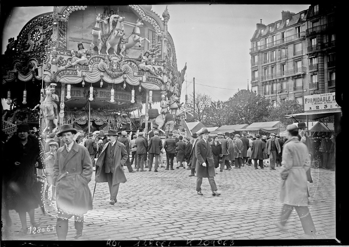 Foule devant les manèges à la Foire du Trône.