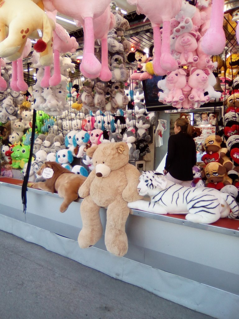 Stand de peluches à la Foire du Trône (2018).