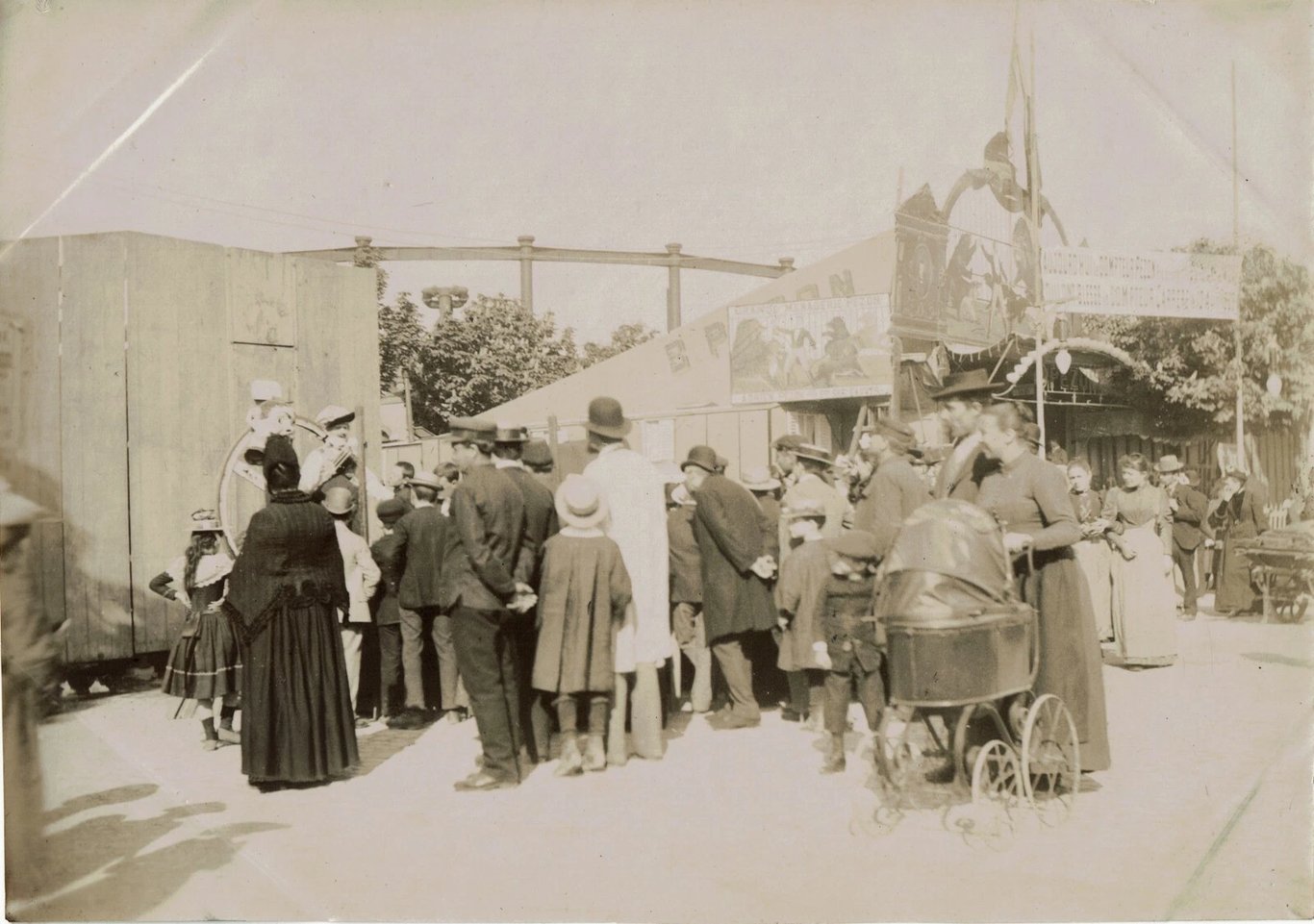 Spectacle lors de la Foire du Trône (circa 1890).