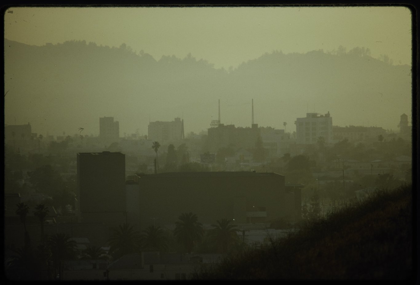 Les villes étouffent sous le smog (contraction des termes "smoke", fumée, et "fog", brouillard).