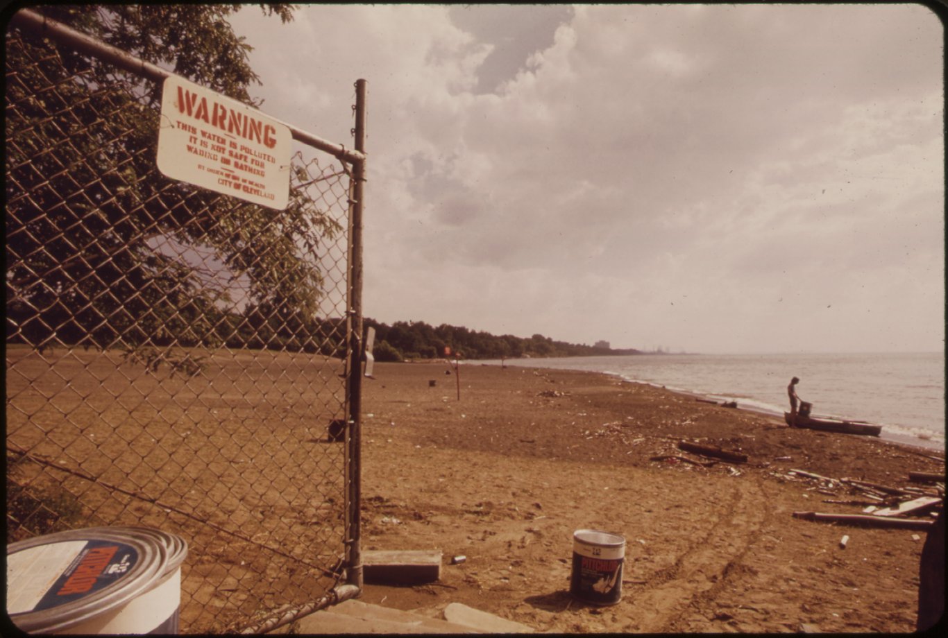 Juin 1973 : un panneau déconseille aux visiteurs de nager dans le lac Érié. Pour réduire la pollution, les sauveteurs sont contraints de verser du chlore toutes les heures dans le lac.