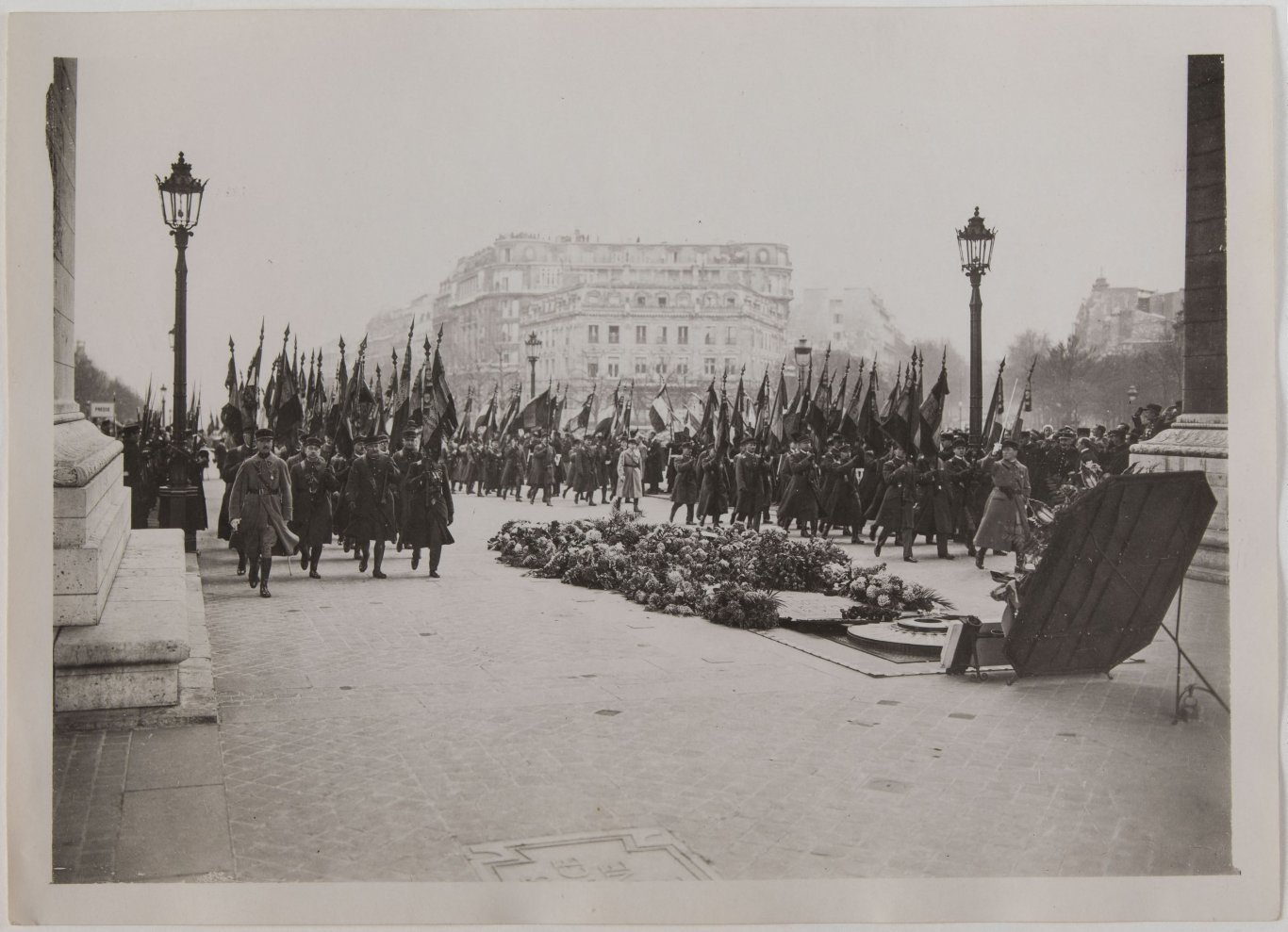 Anniversaire de l'Armistice le 11 novembre 1931, au niveau de la tombe du Soldat inconnu (avenue des Champs-Elysées).