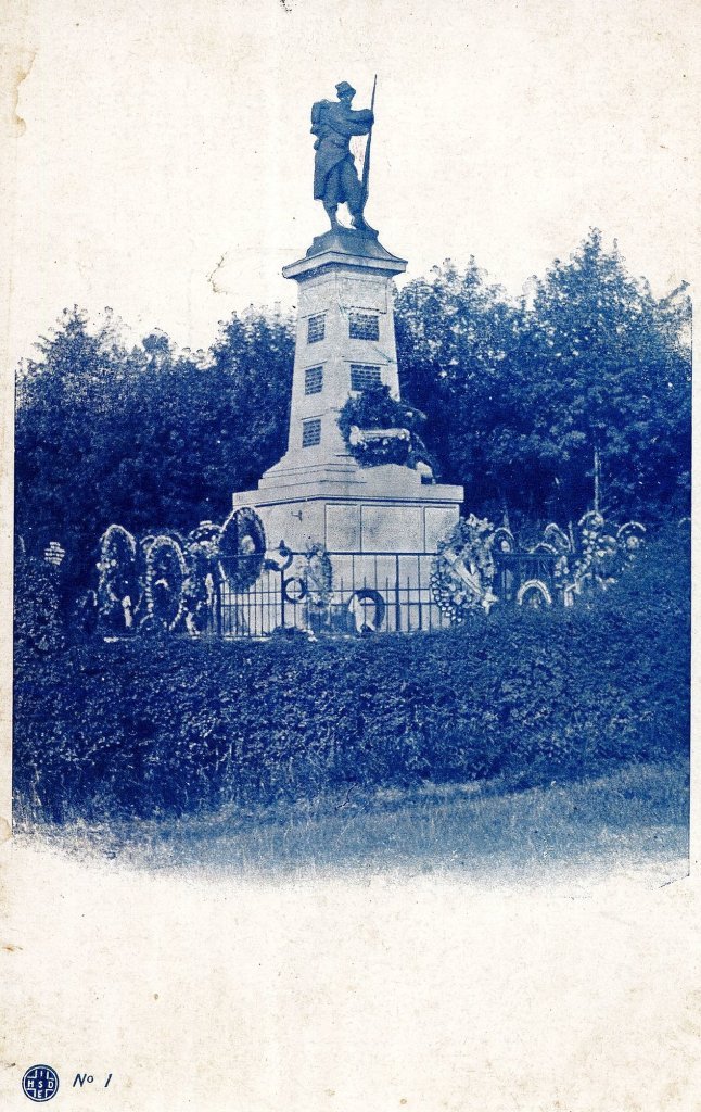 Dans de nombreuses communes de France, des monuments sont érigés en mémoire de ceux tombés au front.