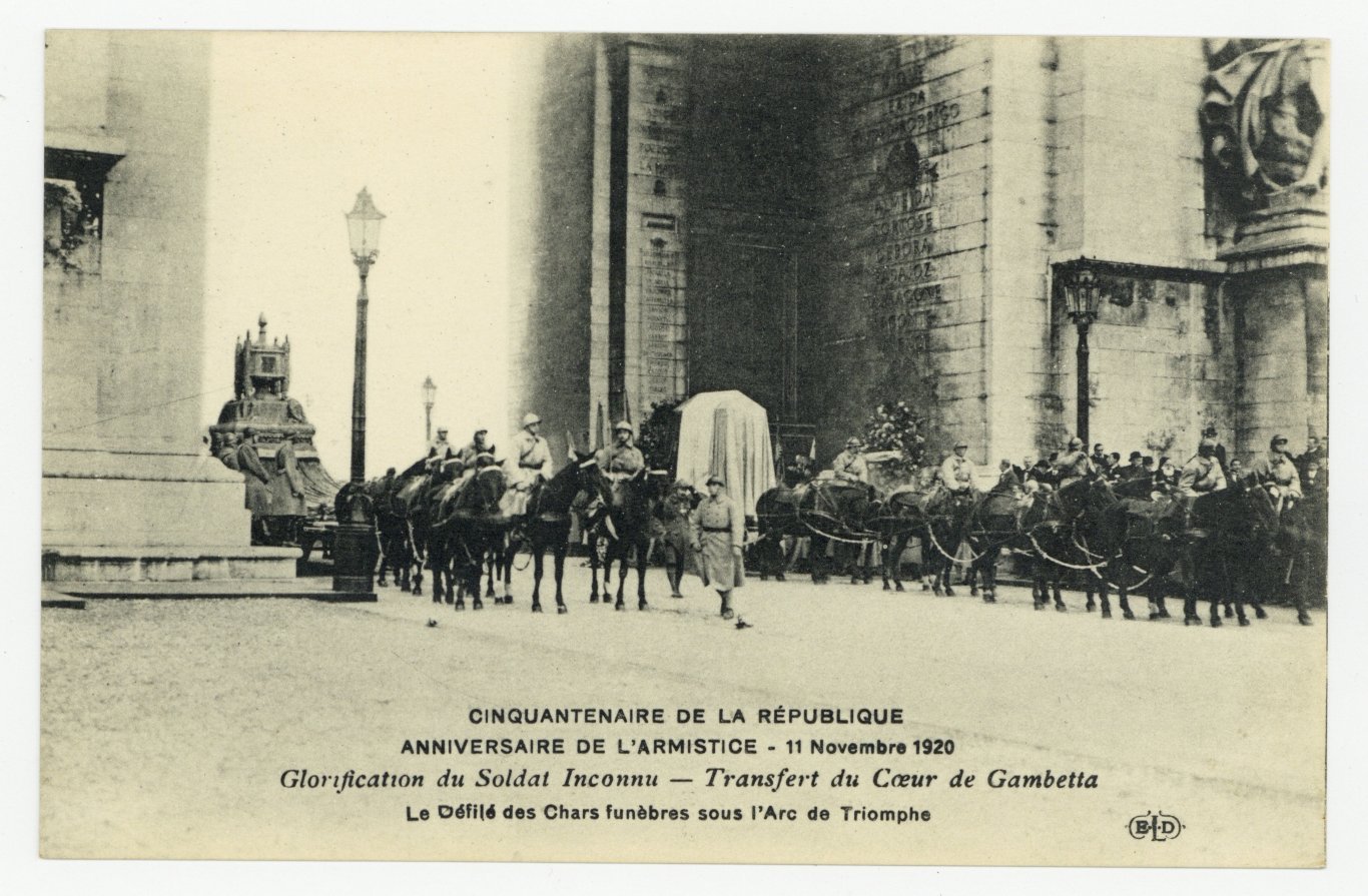 Les chars funèbres transportant le cœur de Gambetta et la dépouille du Soldat inconnu passent sous l'Arc de triomphe (11 novembre 1920).