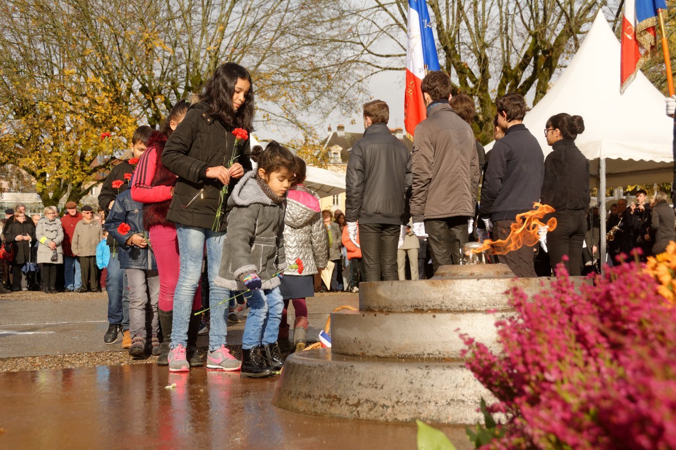 Les nouvelles générations rendent hommage aux poilus en déposant des fleurs au pied du monument aux morts. (Belfort, 2016)