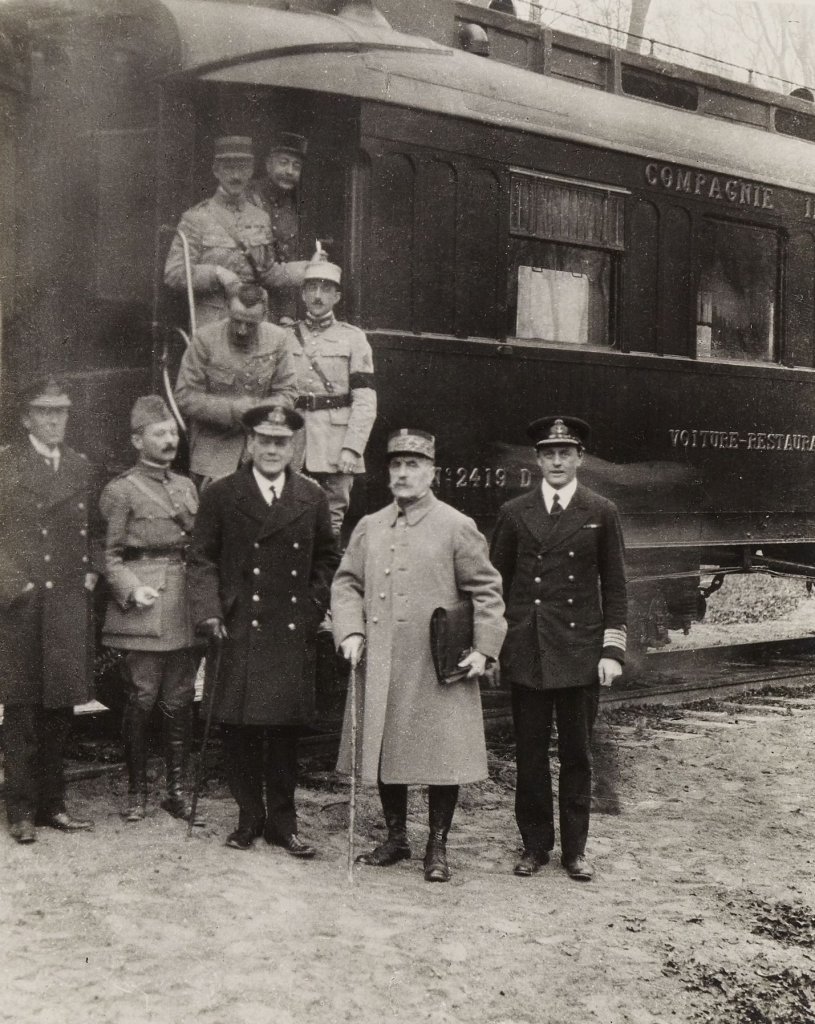 Portrait collectif devant le wagon de l'Armistice, le 11 novembre 1918, peu après la signature de l'armistice.