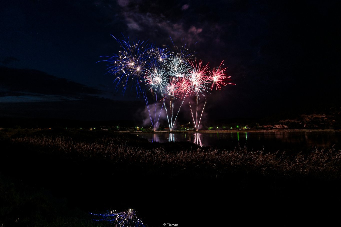 Des feux d'artifice sont organisés dans de nombreuses villes et villages à l'occasion de la fête nationale.