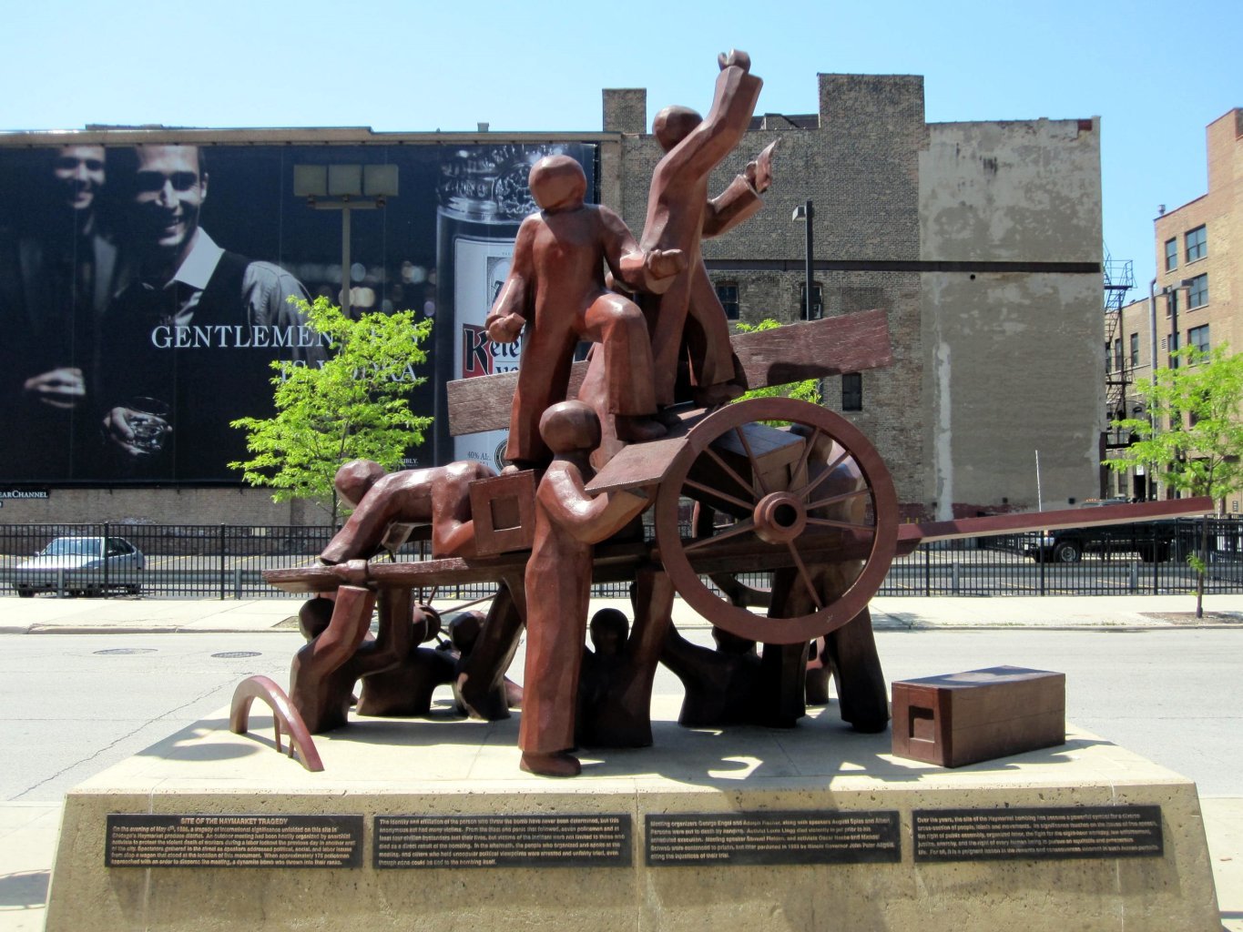 Un monument commémoratif de l'artiste Mary Brogger a été édifié à Chicago en mémoire de l'émeute de Haymarket square.