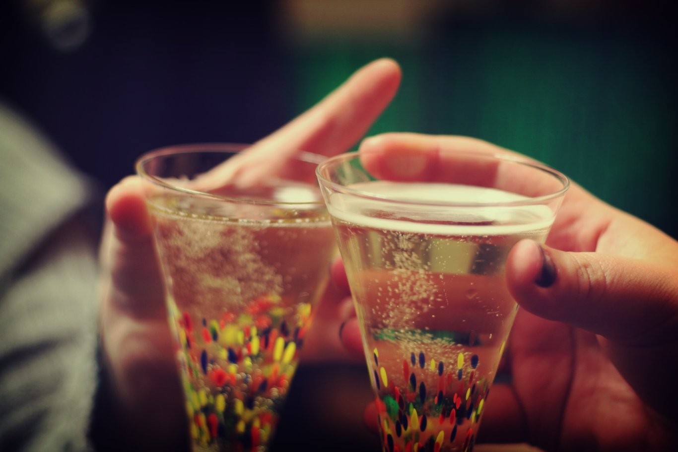 Échange de vœux de nouvelle année au détour d'un toast.