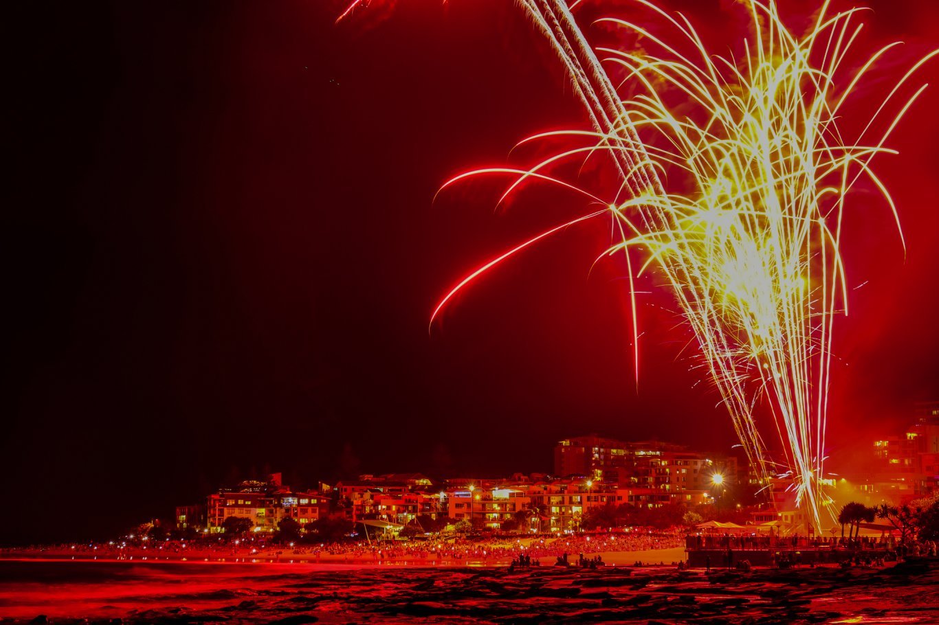 Des feux d'artifice sont tirés par les municipalités pour la nouvelle année.