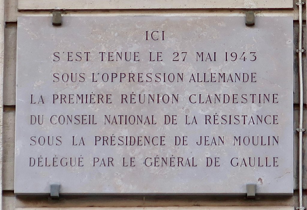 Plaque en hommage au Conseil national de la Résistance, située au 48 rue du Four, Paris VIe arrondissement.