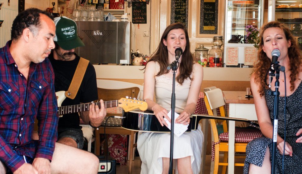 Cafés et restaurants ouvrent leurs portes aux concertistes.