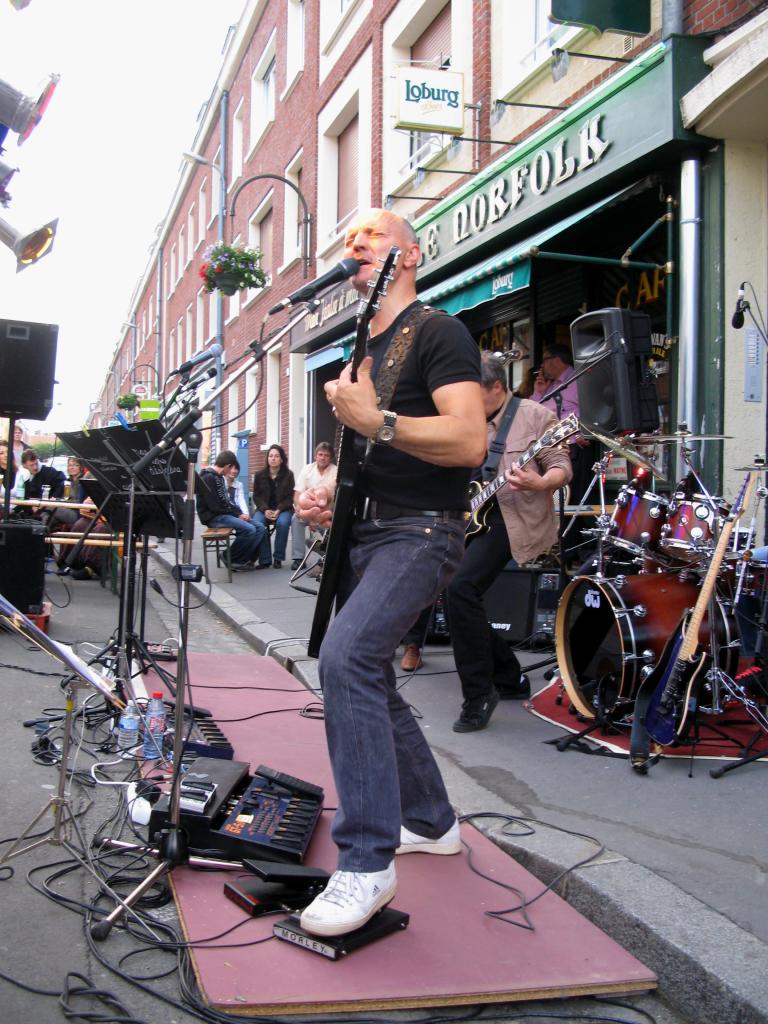 Concert devant un bar (2010).