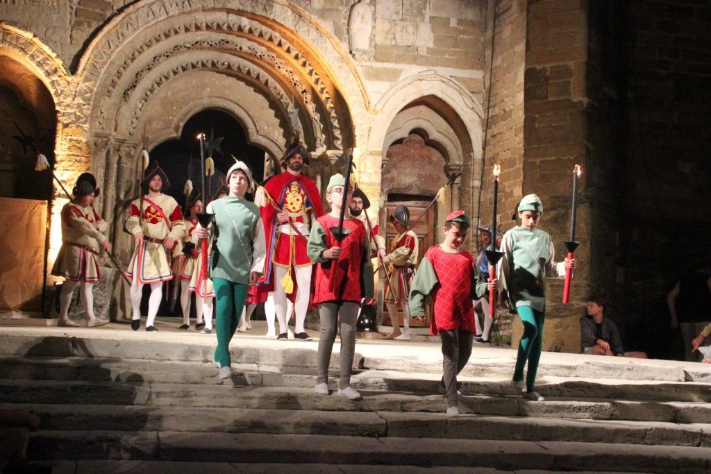 Participants costumés à la nuit du petit Saint Jean