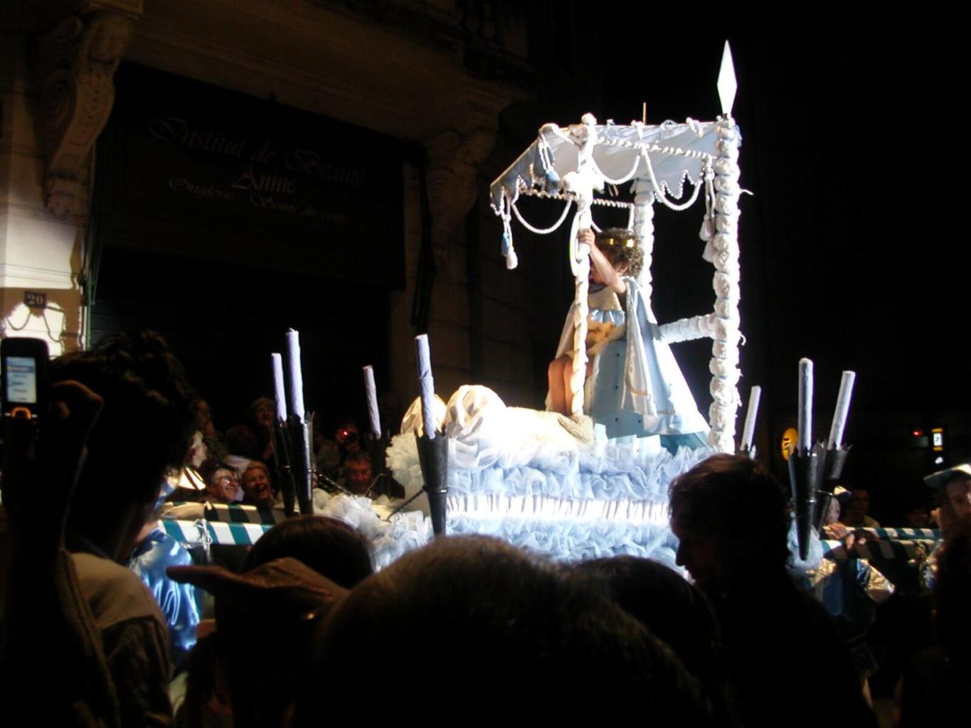 Le Petit Saint Jean est porté en fin de cortège