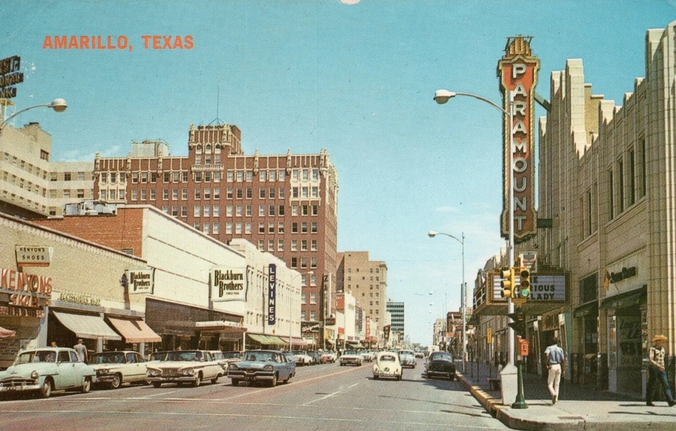 Vue de Polk Street (Amarillo, Texas), grande artère de la ville qui a accueilli les défilés.