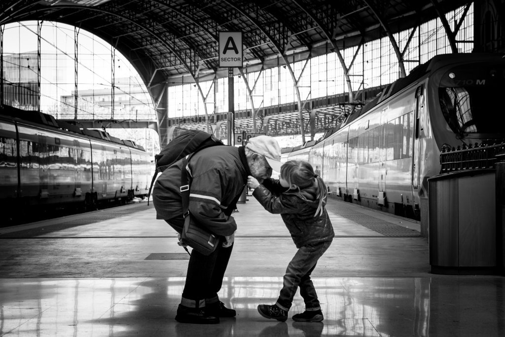 Grand père et sa petite fille à la gare