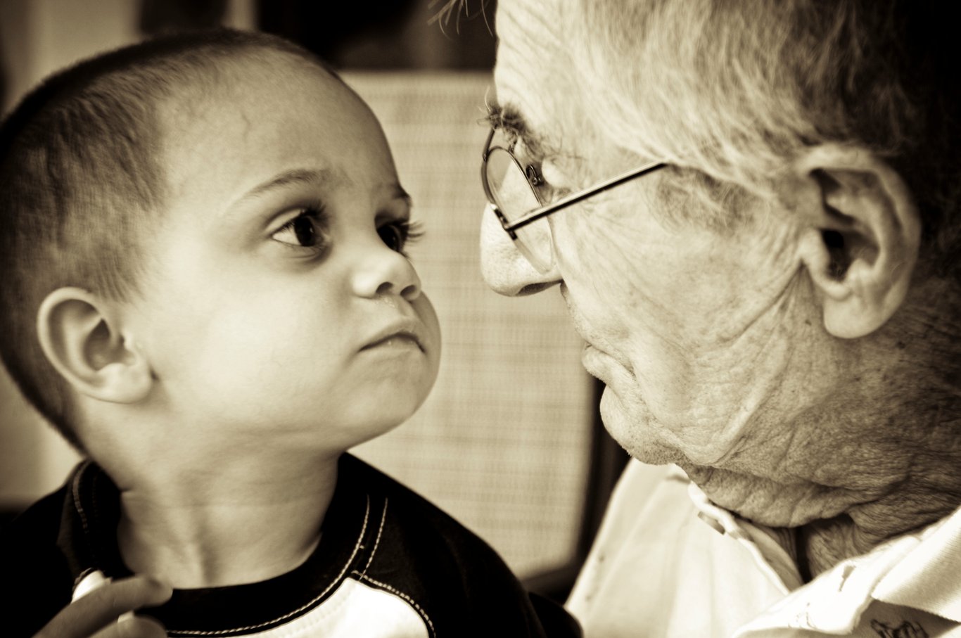 Grand-père et son petit-fils.