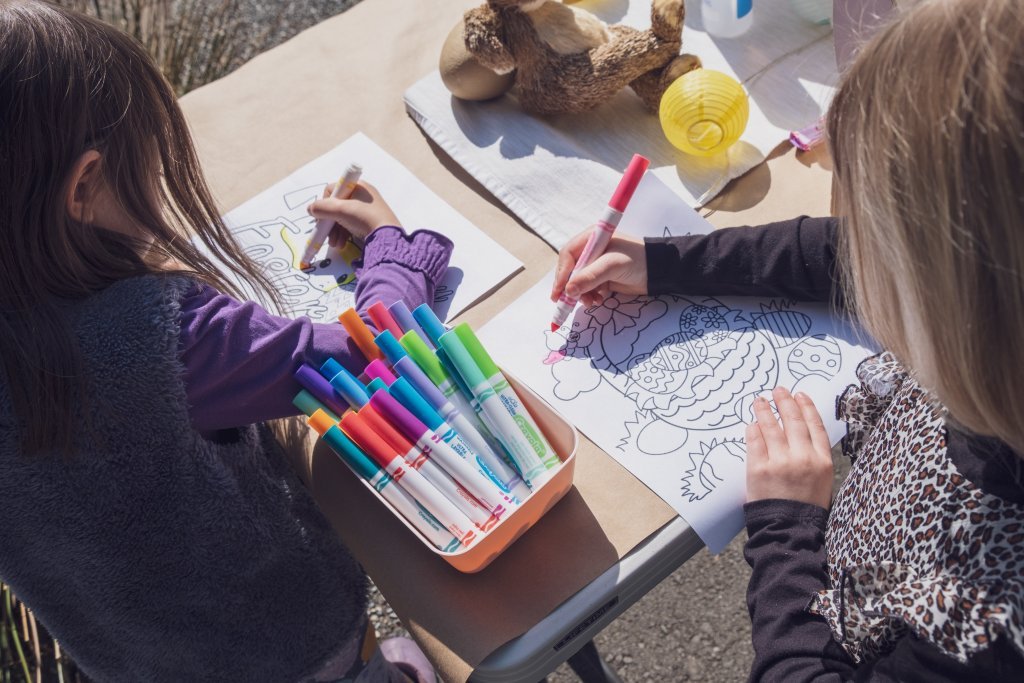 En plein coloriage au feutre