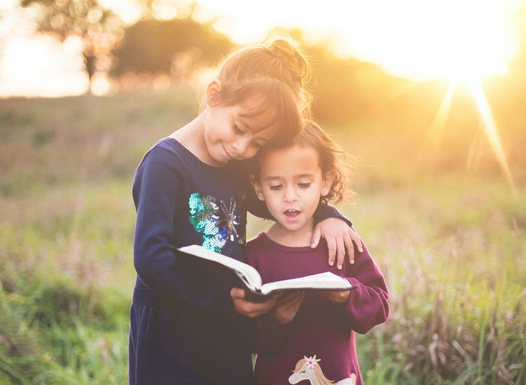 Apprendre un poème entre sœurs