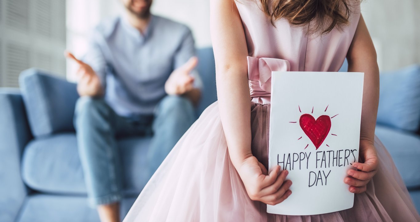 Une fille offre une carte de voeux pour la fête des papas