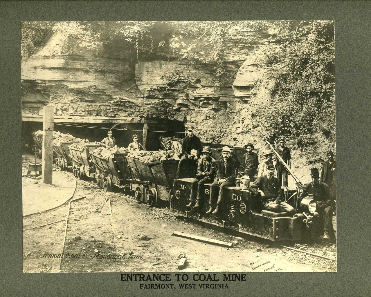 Entrée d'une des mines de Monongah (circa 1900).
