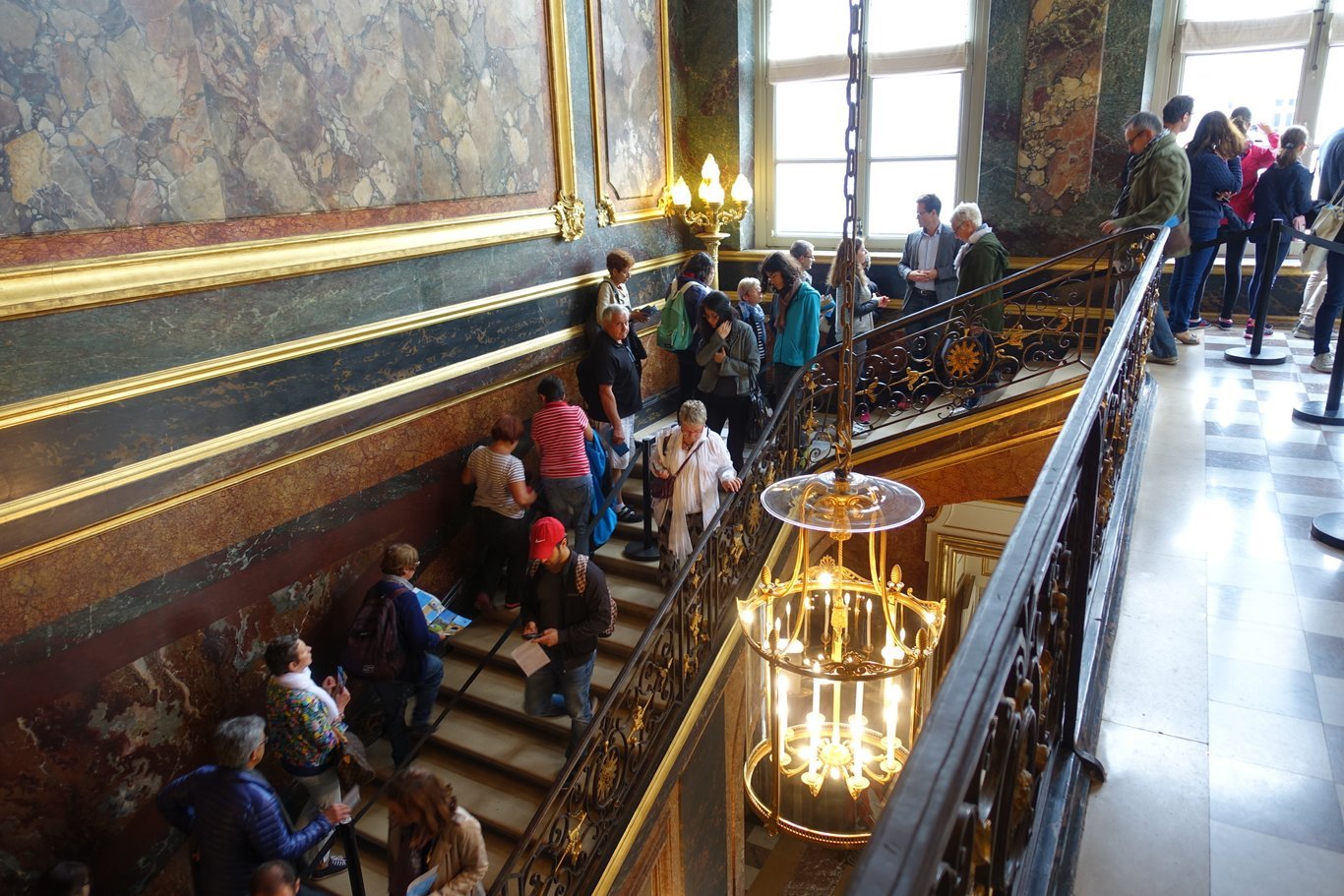 Visite de l'Hôtel Matignon, lieu de résidence du Premier ministre français.