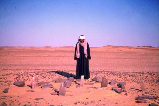 Bédouin devant le cercle de Nabta Playa, sud de l'Égypte