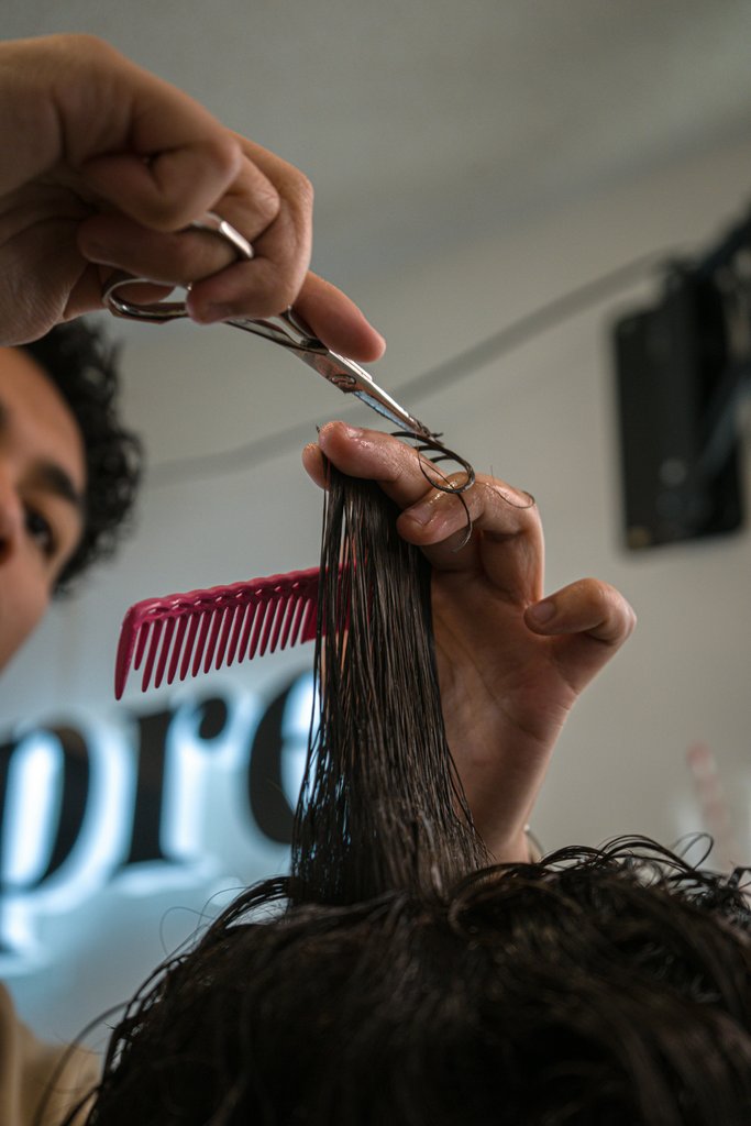 Coiffeur en action.