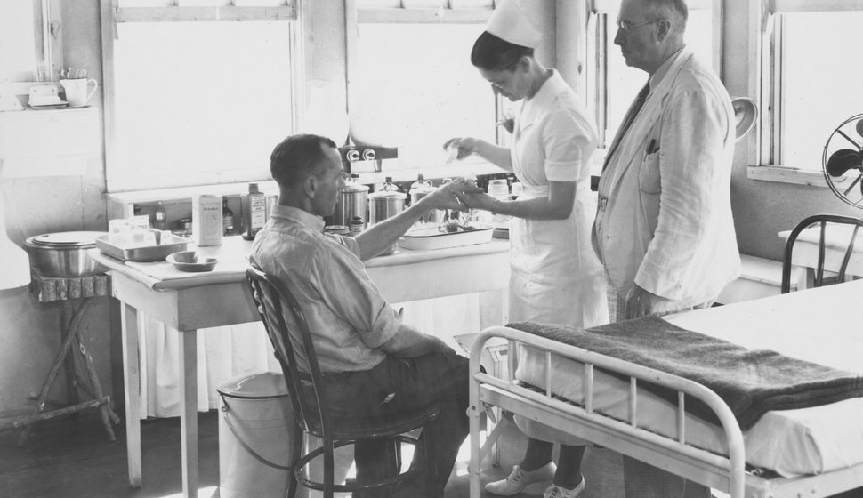 Une infirmière s'occupe d'un patient.