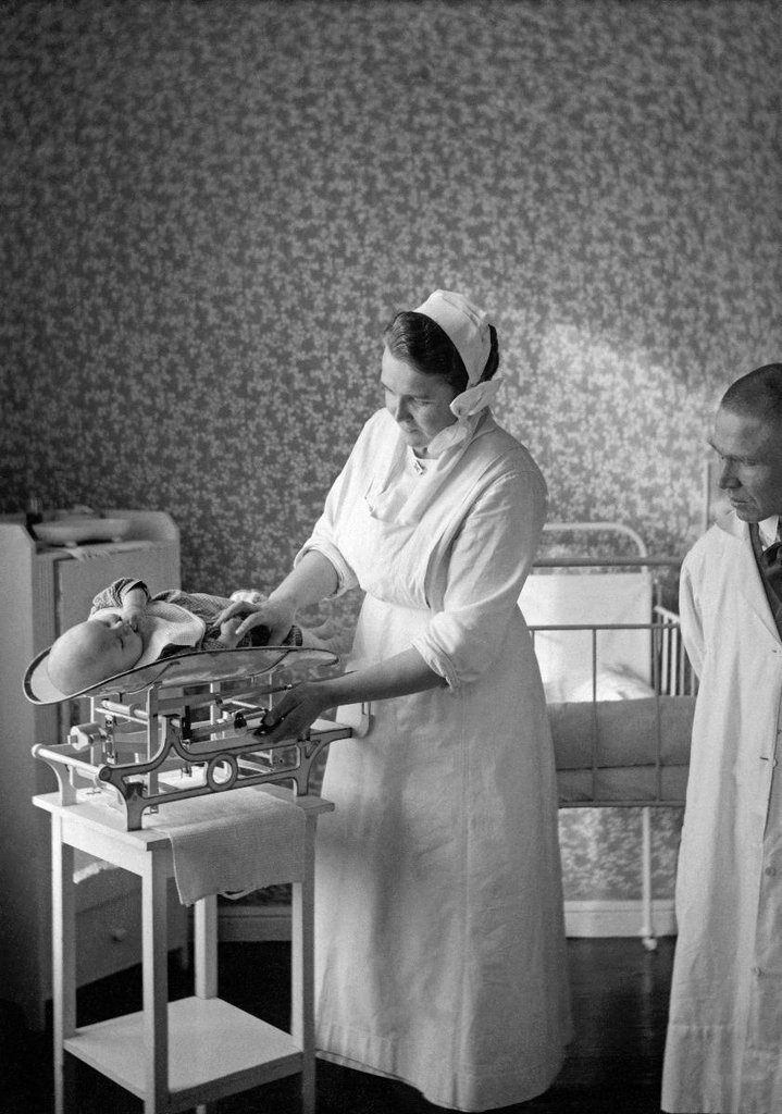 Infirmière dans une maternité au début des années 1920.