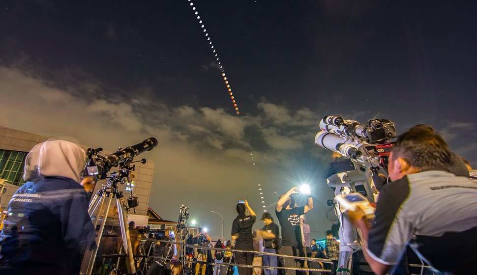 Observation d'une éclipse lunaire.