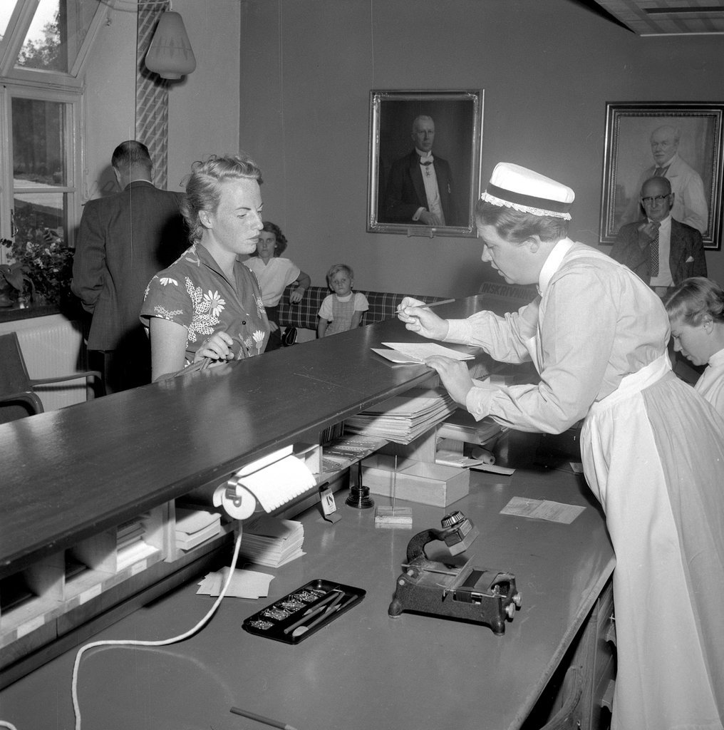 Accueil d'un hôpital (milieu des années 1950).