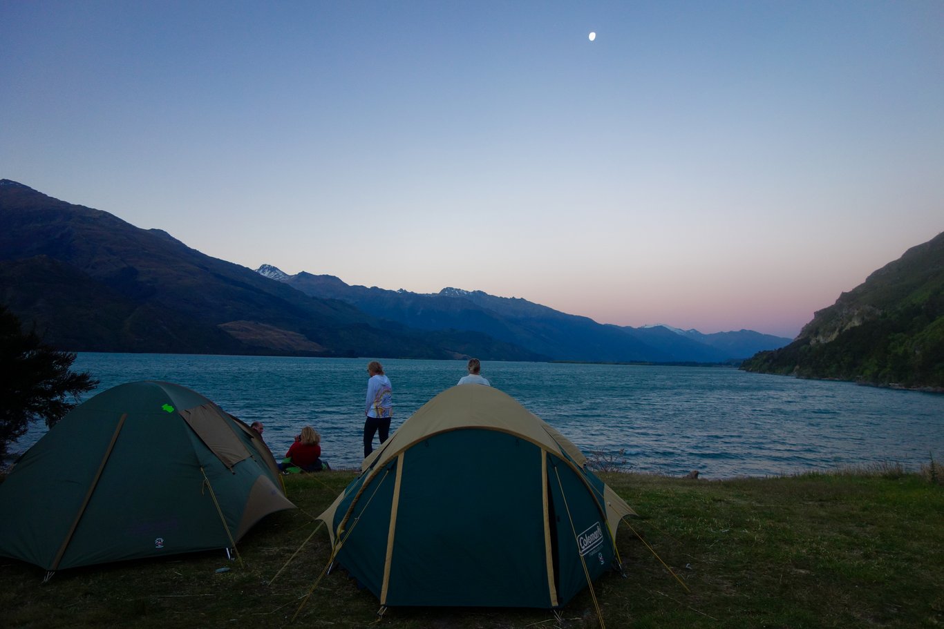 Camping sauvage avec la Lune pour compagnon.