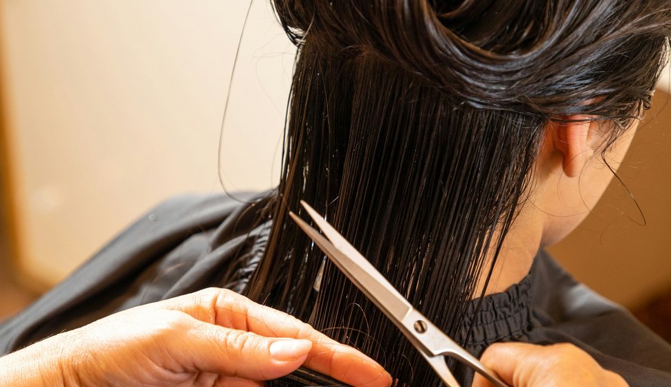 De plus en plus de personnes consultent le calendrier lunaire avant de se faire couper les cheveux.