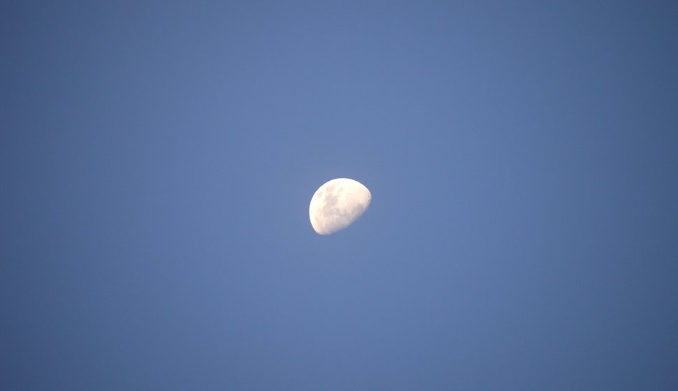 La Lune est le satellite de la Terre.