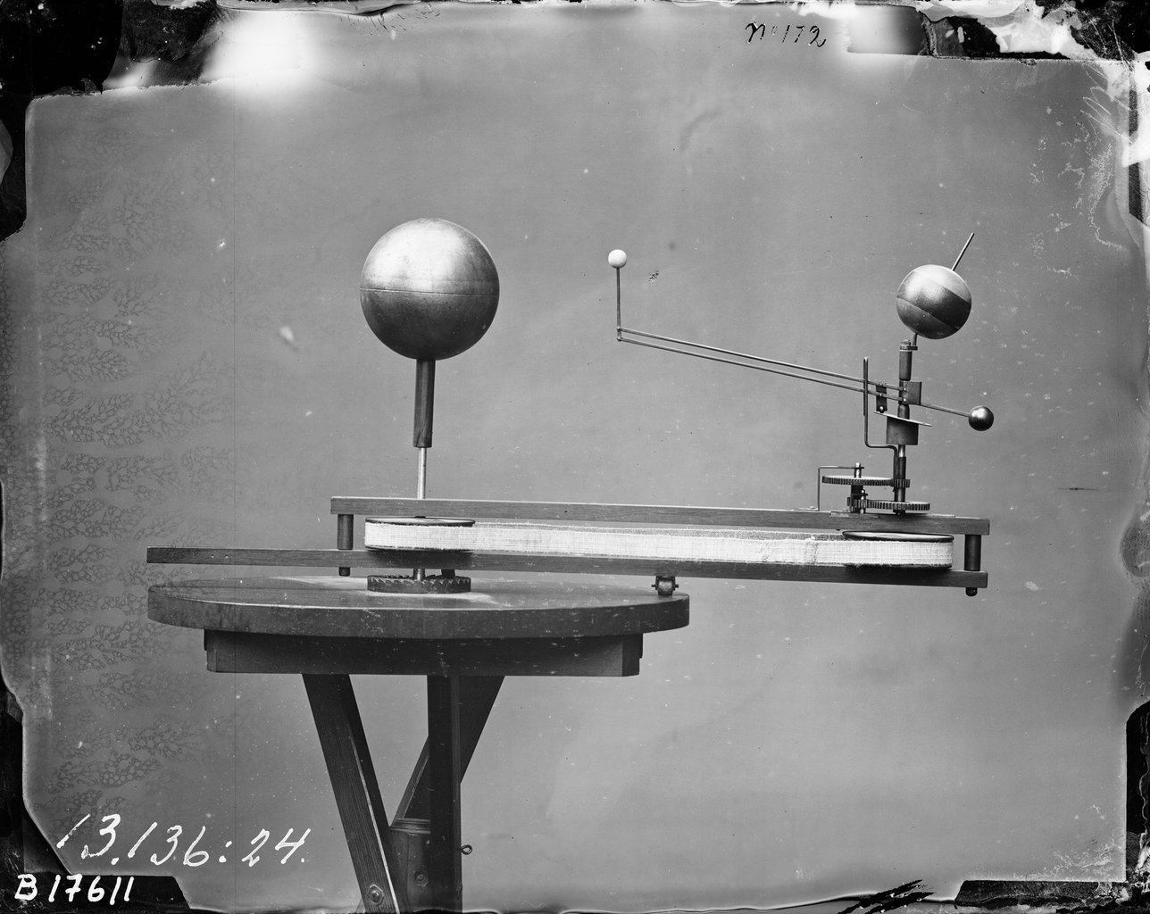 Planétaire (circa 1831) représentant les mouvements de la Terre et de la Lune autour du Soleil.