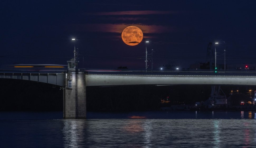 Une superlune surplombe un pont.