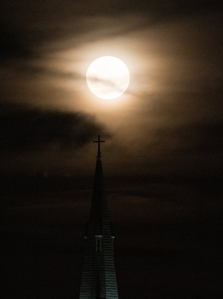 Une superlune derrière le clocher de l'église Saint-Dominique (Washington D.C.).