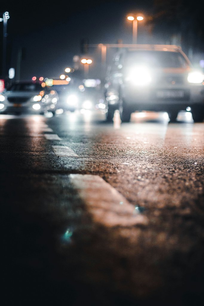 Véhicules sur la route pendant la nuit.