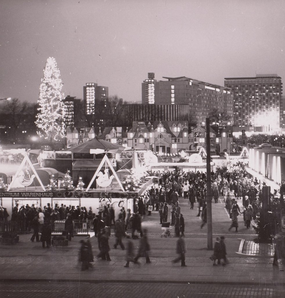 Le Striezelmarkt de Dresde en 1978 (sur l'Altmarkt).