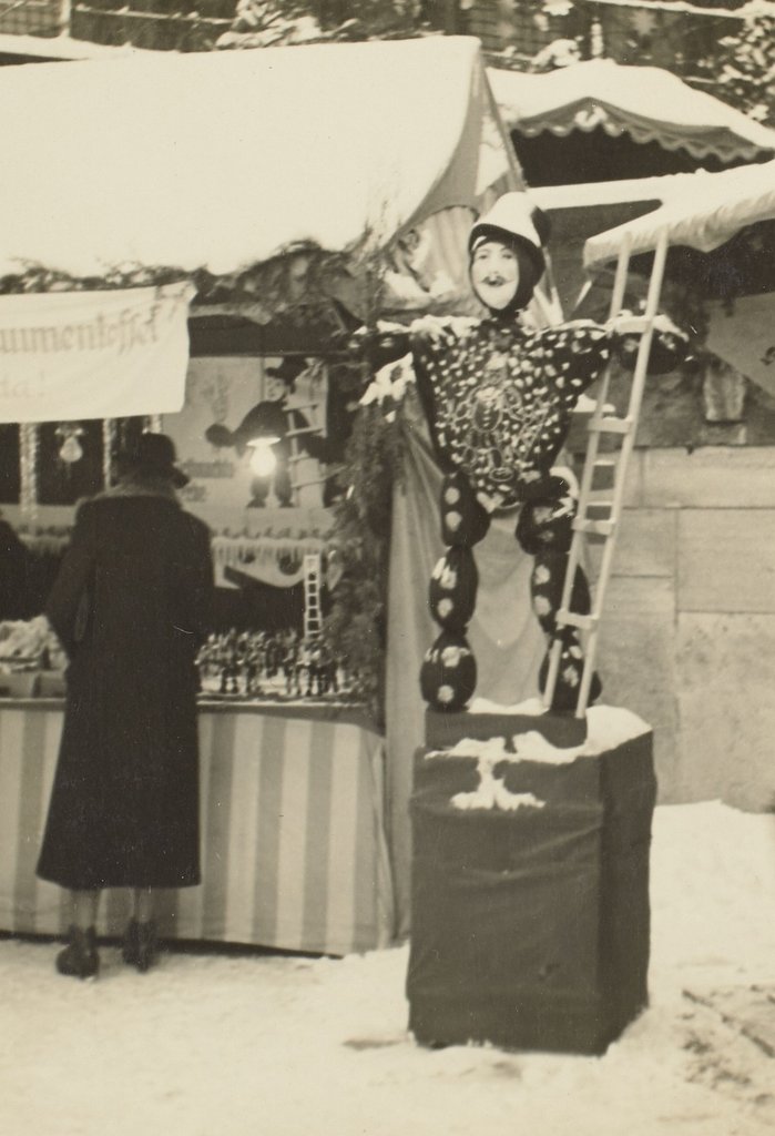 Animation de rue lors du marché de Noël de Dresde au Stallhof, en 1938.