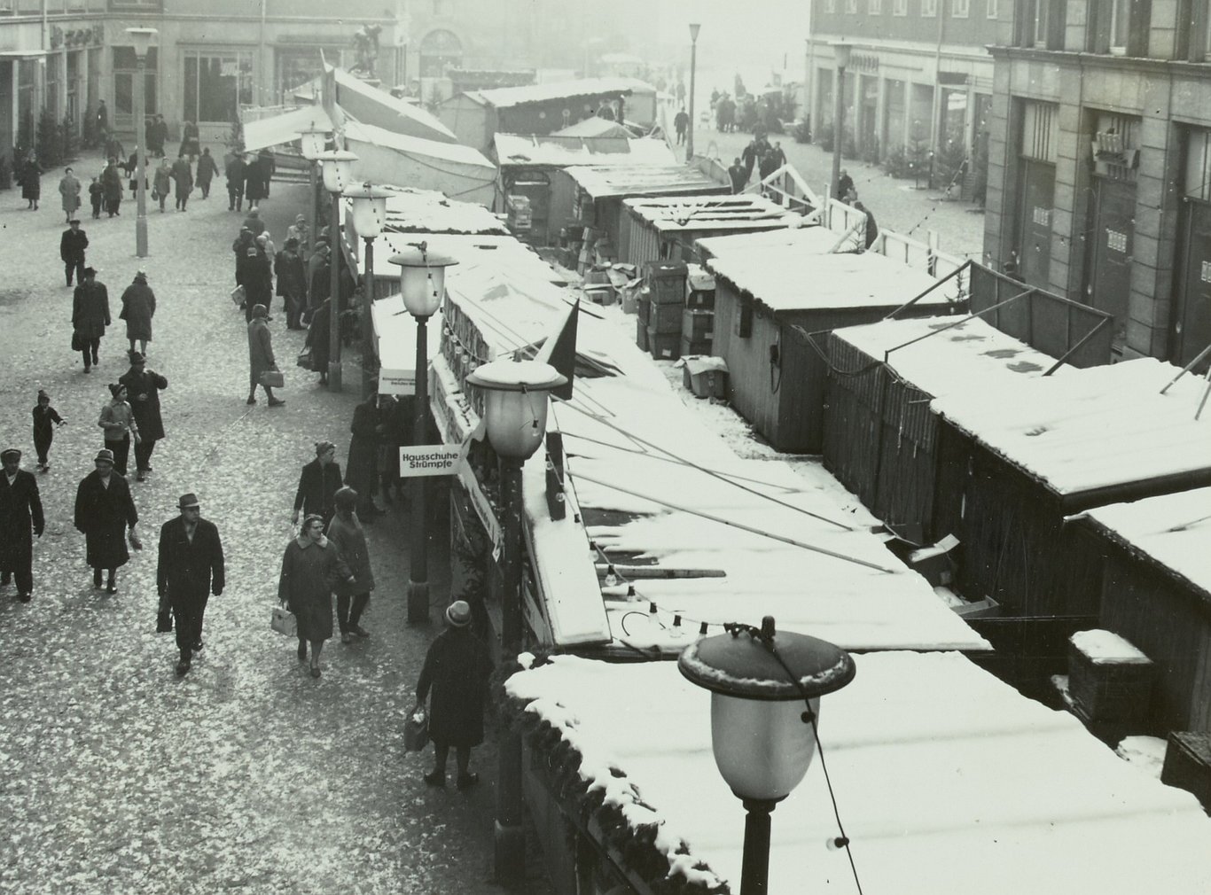 Le Striezelmarkt de Dresde enneigé, en 1966.