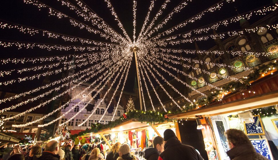 C'est à la nuit tombée que l'atmosphère particulière des marchés de Noël s'exprime.