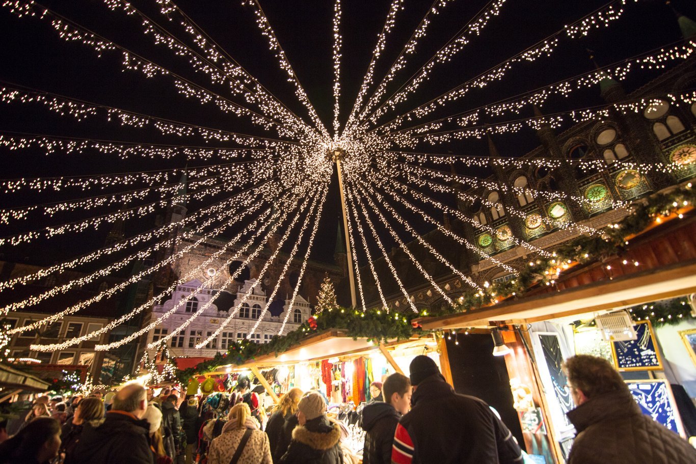 C'est à la nuit tombée que l'atmosphère particulière des marchés de Noël s'exprime.