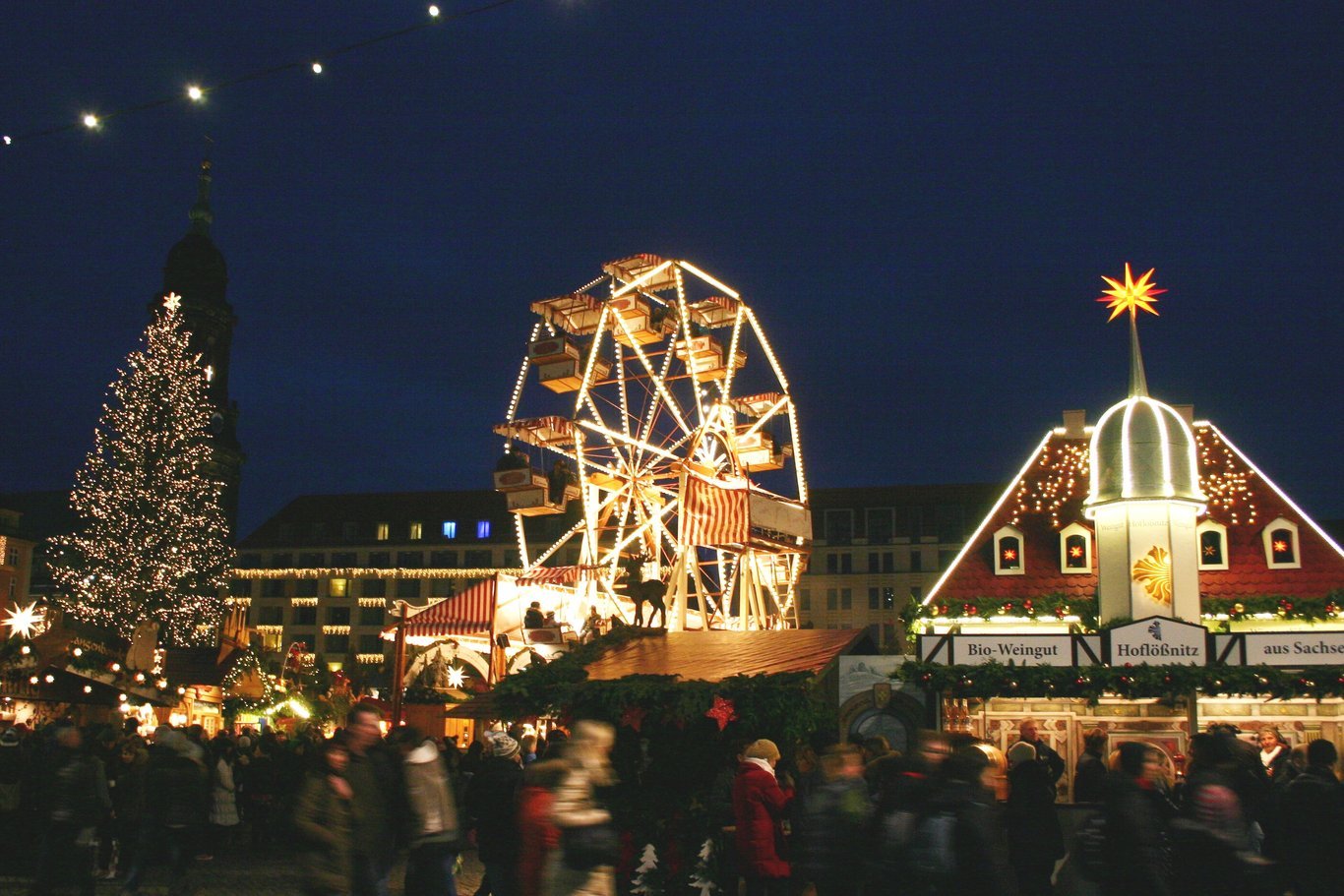 Le Striezelmarkt de Dresden de nuit.