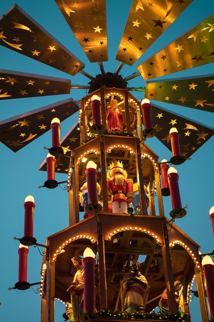 Une pyramide de Noël se dresse parfois au cœur du marché.